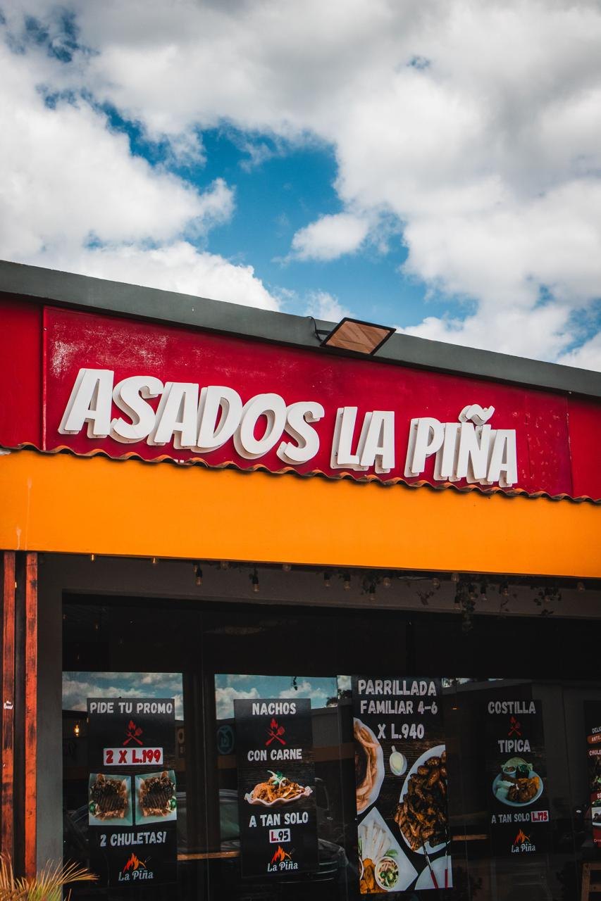 Fachada de Asados La Piña